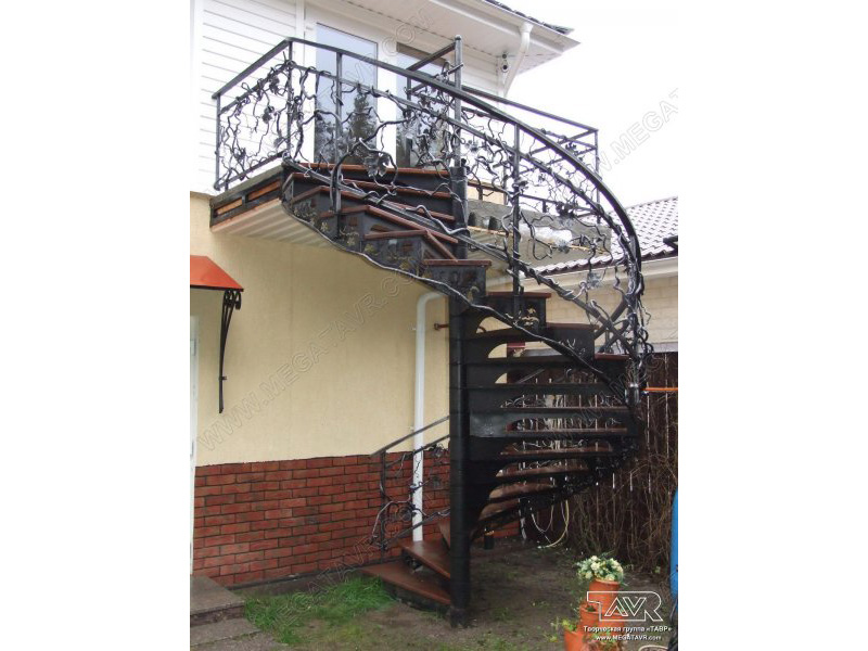 Винтовая кованая лестница в экстерьере