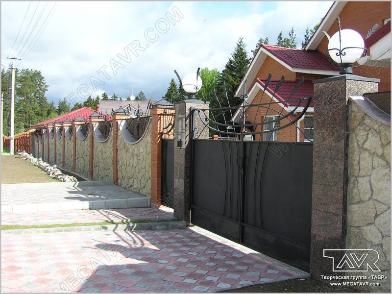 Кованые ворота и забор