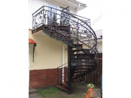 Винтовая кованая лестница в экстерьере